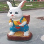 Thỏ con đeo gùi sau lưng