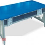 Bàn chuẩn bị của giáo viên môn Vật lí